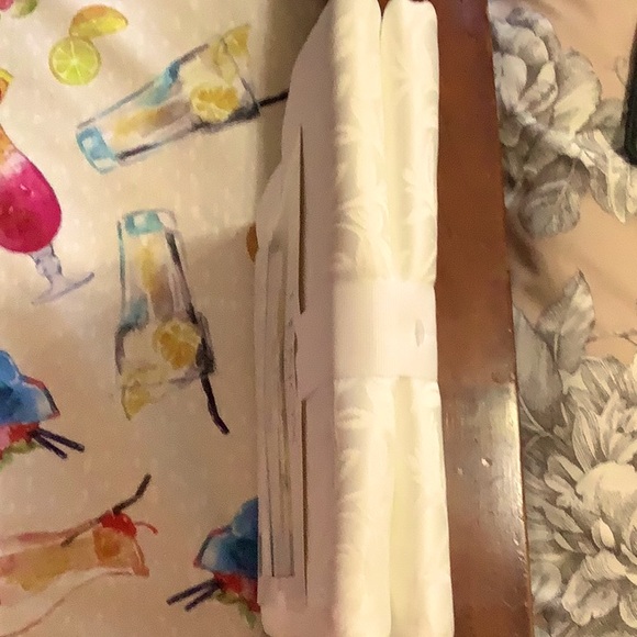 Lenox Leaf Jacquard Tablecloth. - Picture 8 of 9